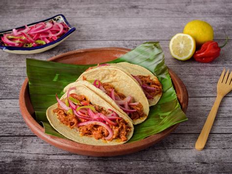  Cochinita Pibil: 멕시코 퀴린타나로에서 태어난 고기의 풍요로운 축제는 과연 어떻게 만들어질까요?