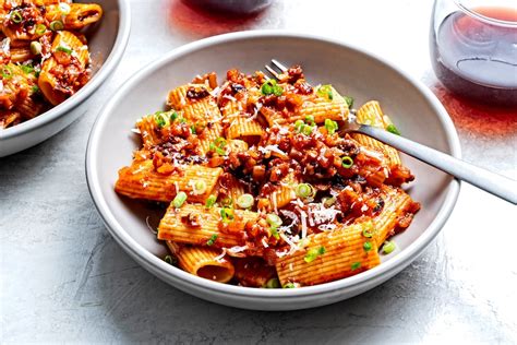  연안 묵은 고기는 매콤한 풍미와 감칠맛이 어우러진 만족스러운 한상!